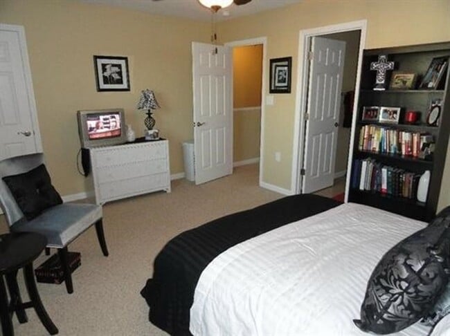 Building Photo - BEAUTIFUL TOWNHOME
