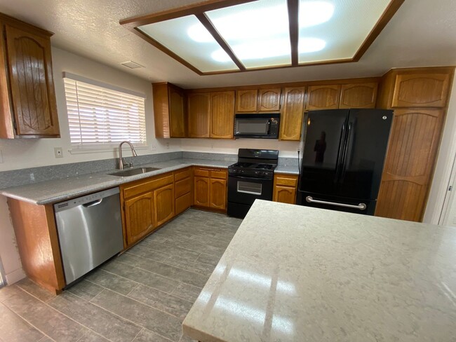 Building Photo - West Lancaster 3 bedroom available now!