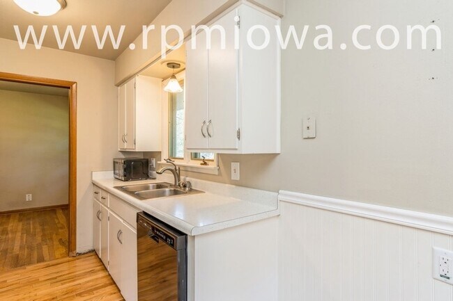 Building Photo - WELCOME HOME!! 3 Bedroom, 1 Bath Home in Des Moines