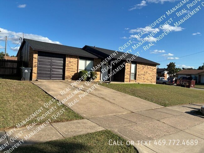 Foto del edificio - 5105 Sandalwood Ln