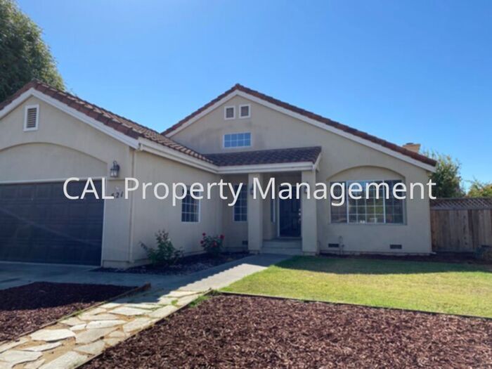 Foto principal - 3 Bedroom 2 Bathroom home in Hollister, CA!