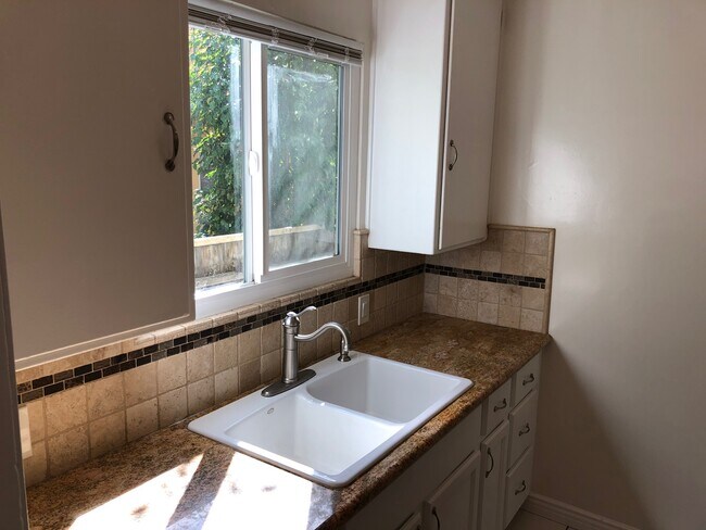 Cocina renovada - 941 E Broadway
