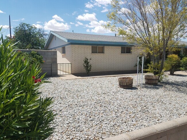 Foto del edificio - Beautifully Updated 3 Bedroom House ready for you to make it Home!