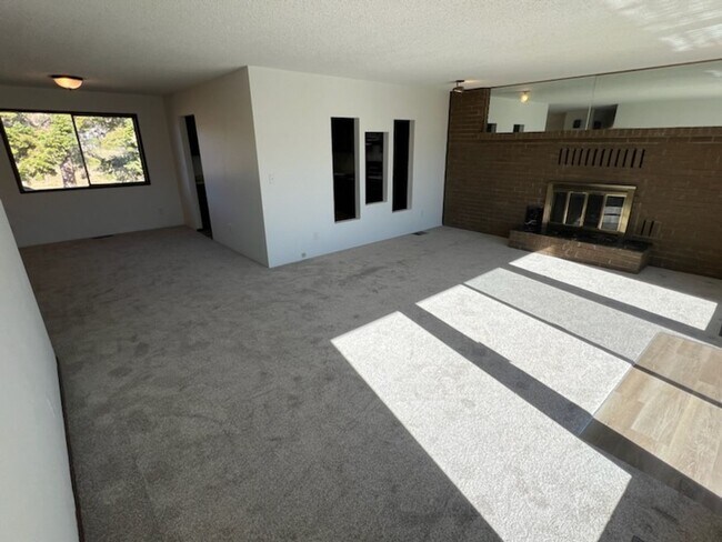 Building Photo - VIEWS and lots of space! Private 4 bed/2.5...