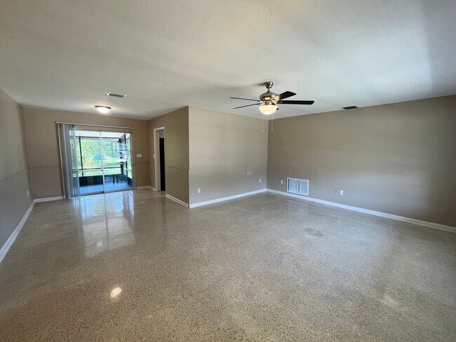 Building Photo - Nicely Renovated 3/2 W/GARAGE
