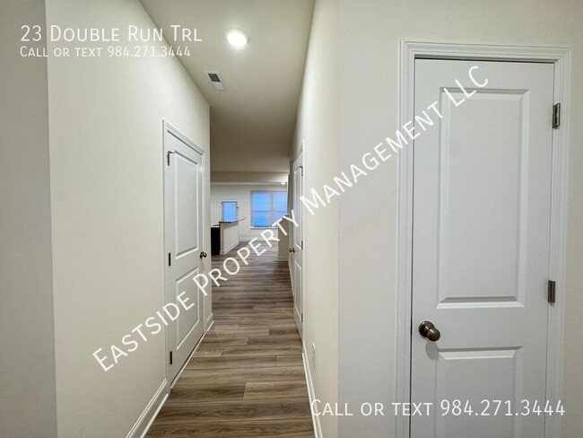 Foto del edificio - Come see this lovely townhome in a desirab...