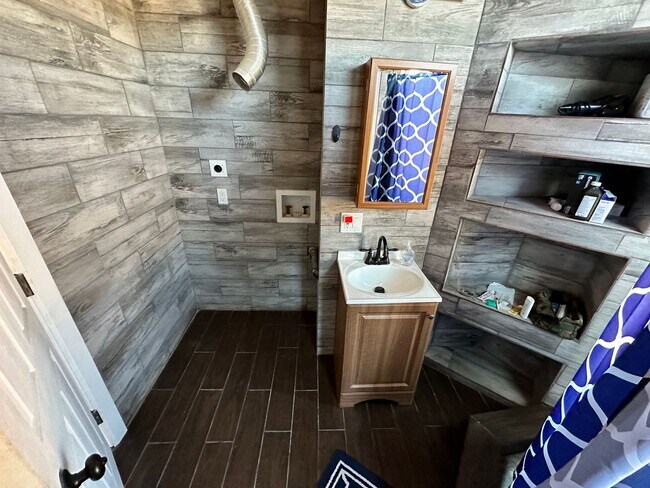 Foto del edificio - 6482 Montezuma Rd.