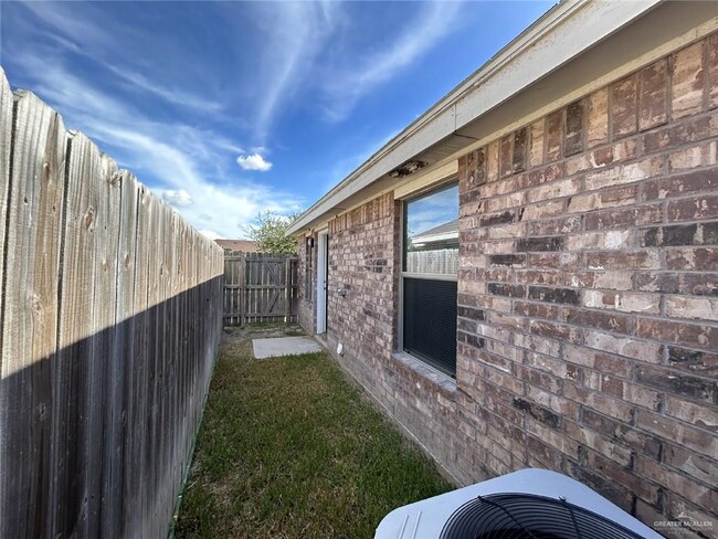 Building Photo - 2913 Linda Vista St