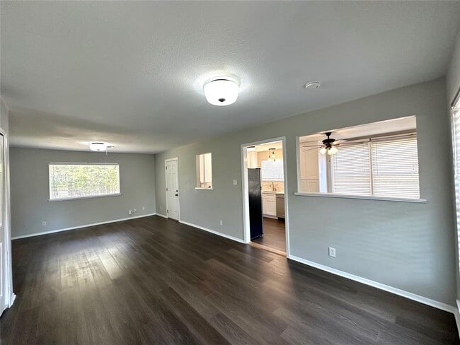 Foto del edificio - 8302 Briarwood Ln