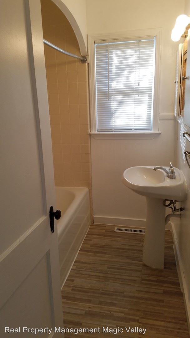 Foto del edificio - 3 br, 2 bath House - 223 Center Street E