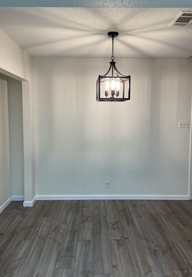 Building Photo - AVAILABLE NOW!