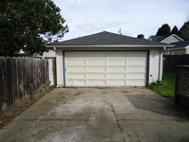 Building Photo - Cute Monterey Home