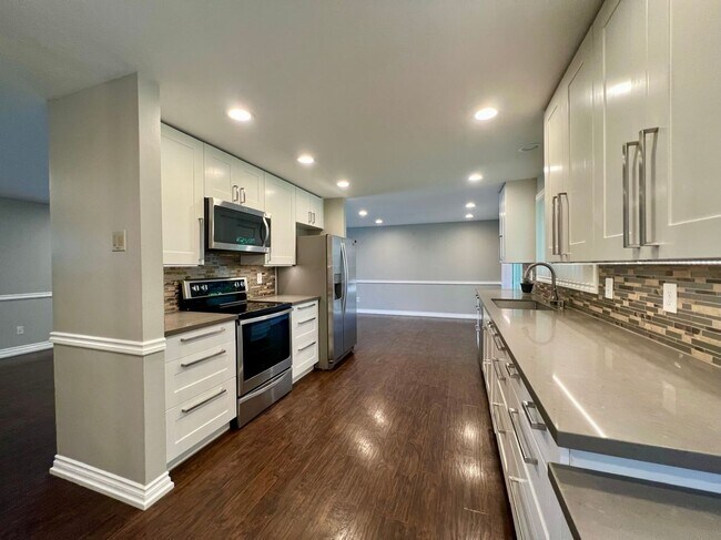 Foto del edificio - Gorgeous, Updated 4b/3ba home w/ fully fen...