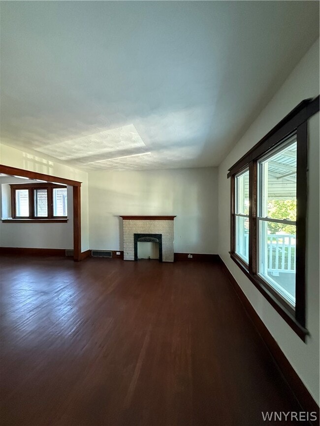 Building Photo - 301 Crestwood Ave