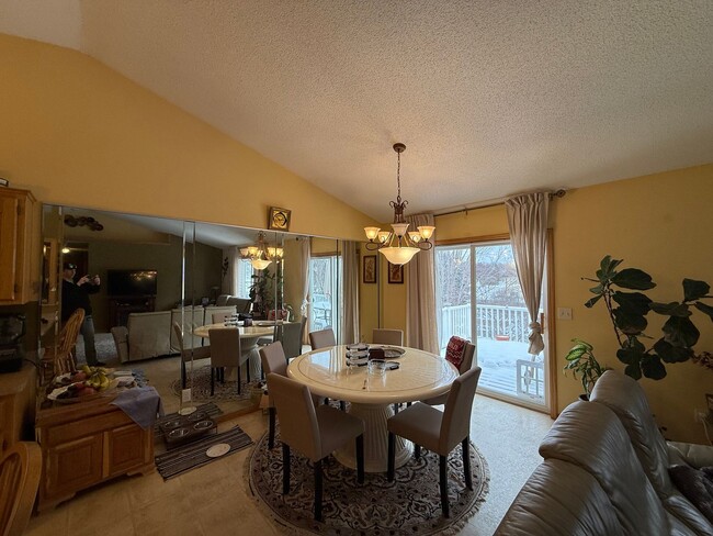 Foto del edificio - Spacious 5 Bedroom Home in Andover | Finished Walkout | 3-Car Garage