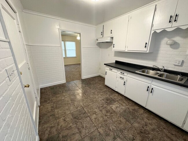 Building Photo - Fantastic 2 Bedroom!