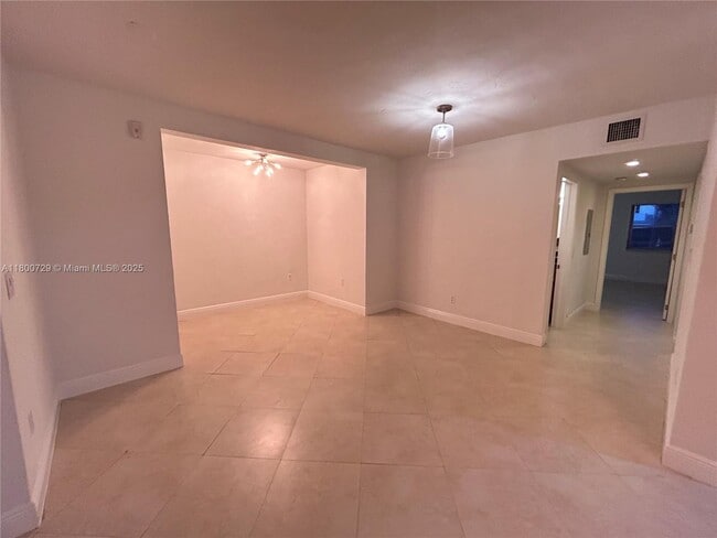 Foto del edificio - 2880 Pine Tree Dr