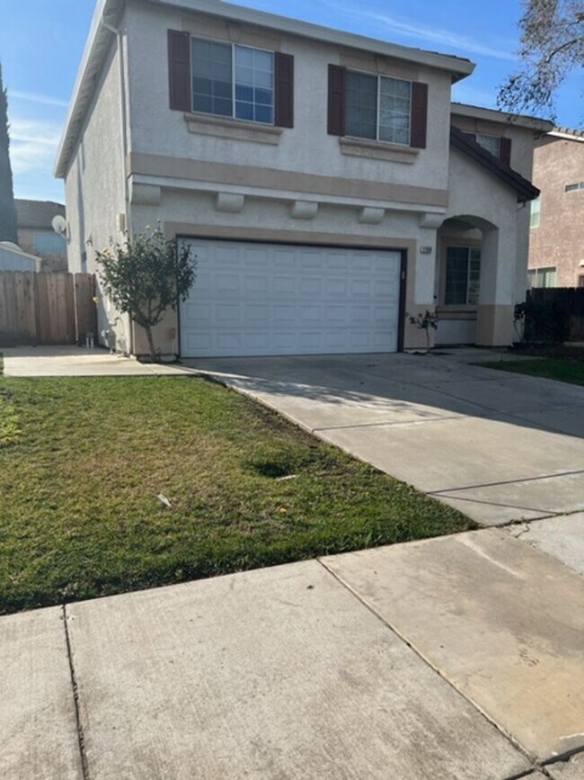 Building Photo - Conveniently Located Home