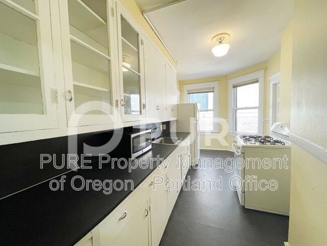 Building Photo - 2167 SW Yamhill St