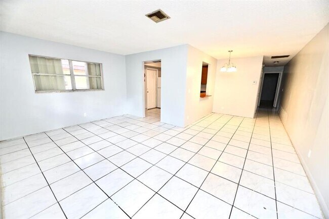 Foto del edificio - 7851 SW 10th Ct