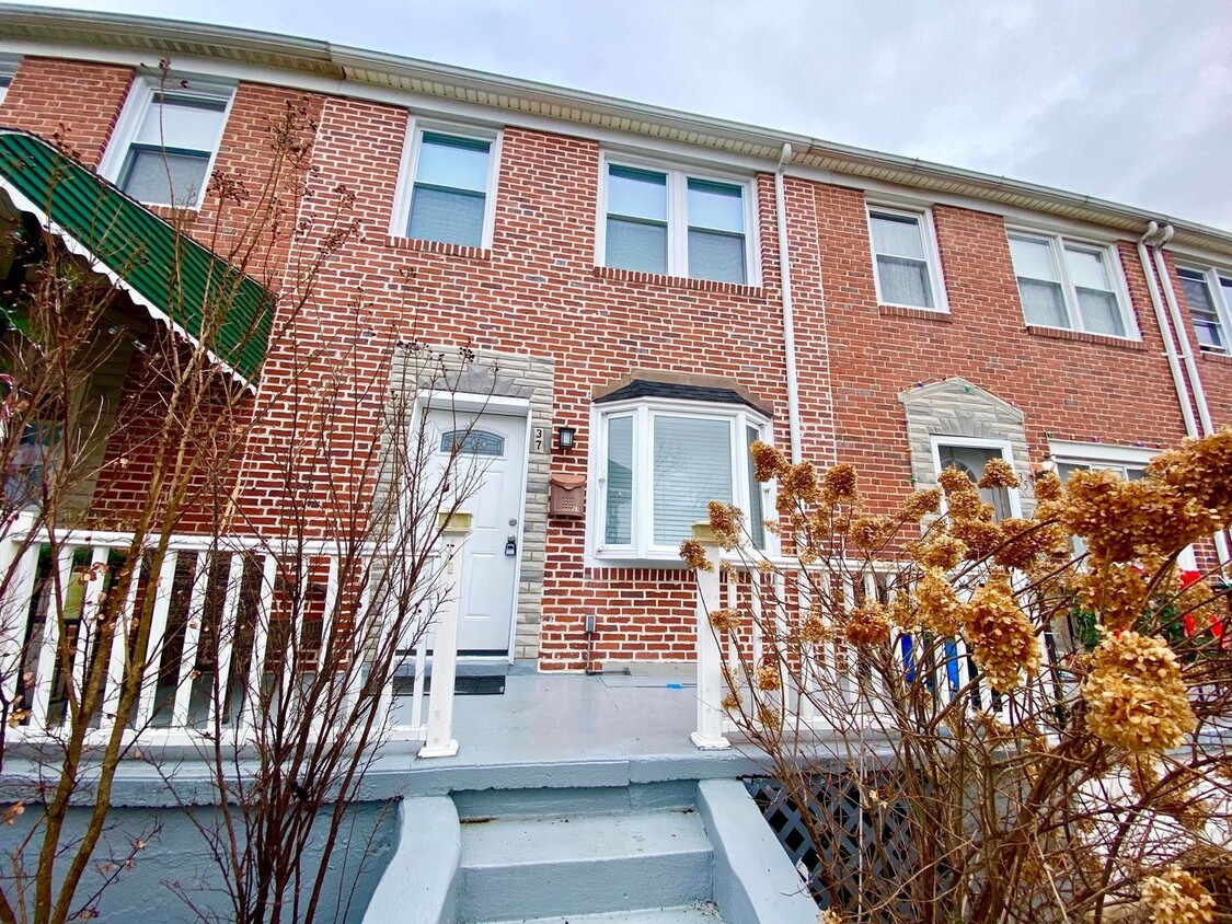 Primary Photo - Beautifully Renovated 2-Bedroom/2-Bath Ess...