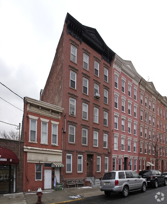 Building Photo - 627 Willow Ave