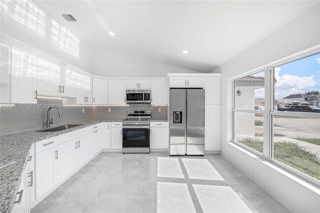 Foto del edificio - 5680 NW 187th St