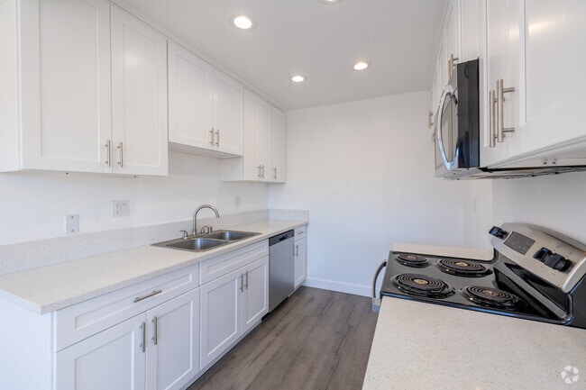 1BR, 1BA - 815SF - Kitchen - Woodland House Apartments