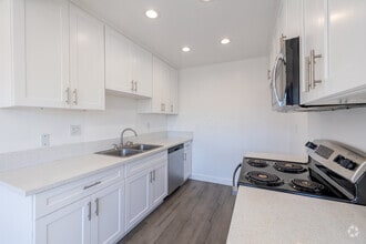 1BR, 1BA - 815SF - Kitchen - Woodland House Apartments