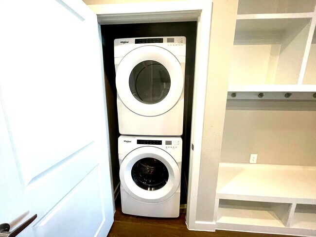 Foto del edificio - 3845 Frontier Pkwy