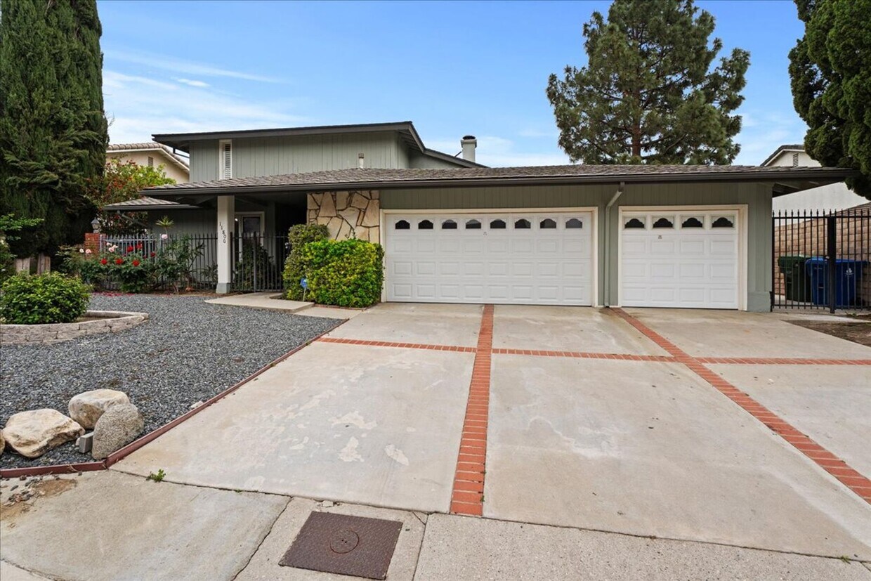 Foto principal - Updated 4-Bedroom with Pool and Bonus Loft...