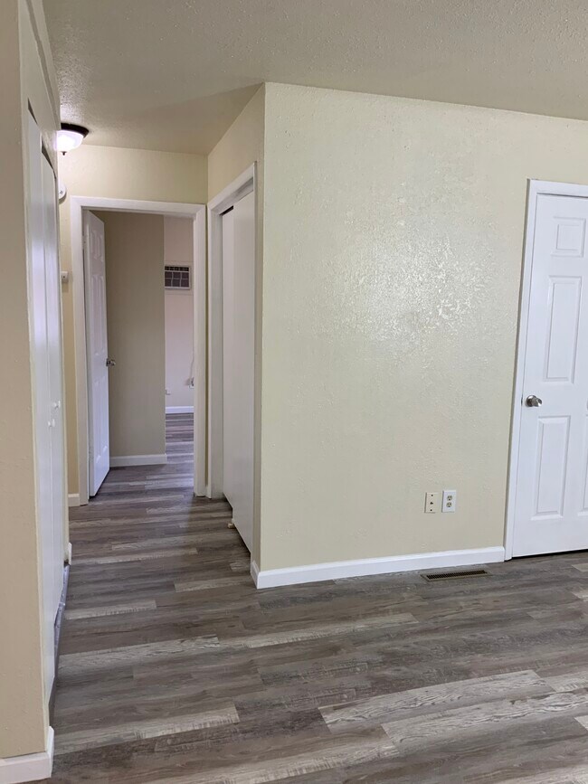 Pasillo con armario - 4324 Ericson Dr