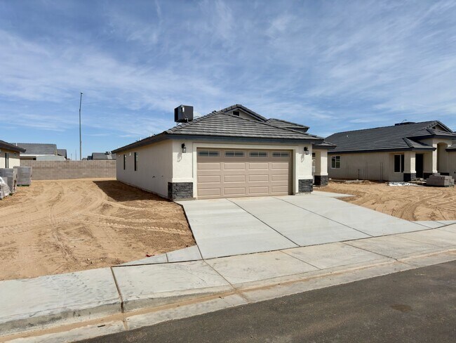 Foto del edificio - Be the first to call this your home !! Thr...