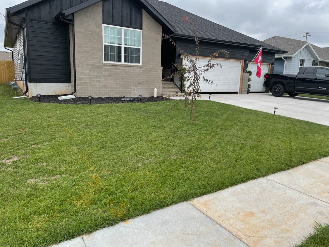 Foto principal - 1029 S Christopher Ave