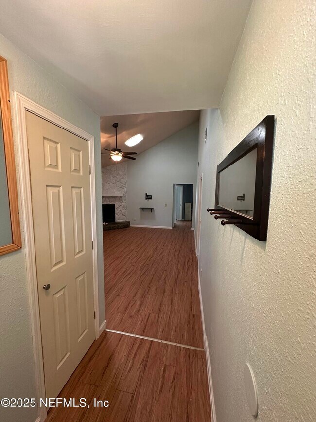 Foto del edificio - 1855 Alberta Ct N