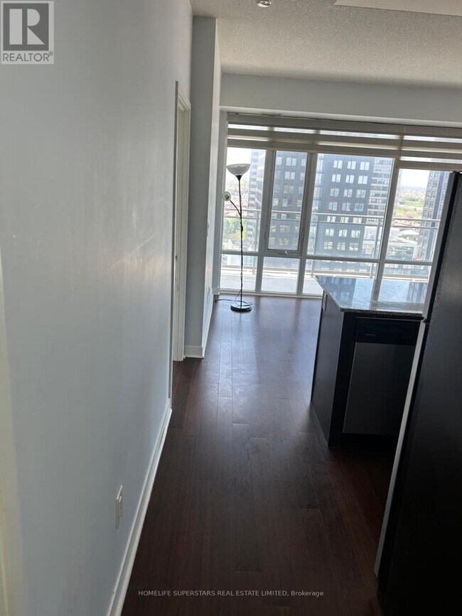 Photo du bâtiment - 360-1360 Square One Dr