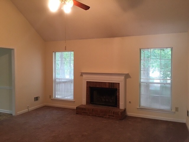 Building Photo - 401 Streamview Ln