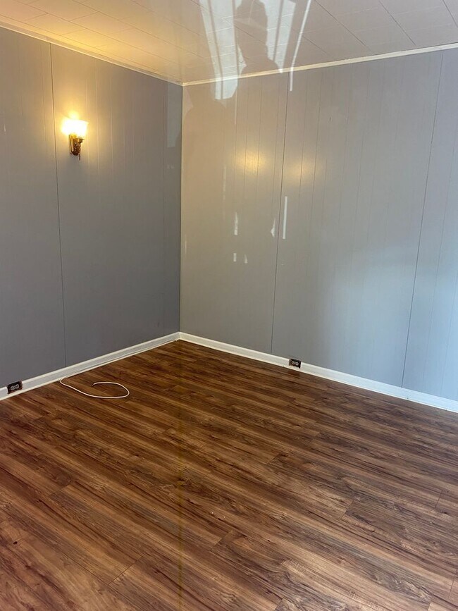 Foto del edificio - Spacious Home Available for Rent! Finished Basement! W/D! Front Porch! Available Now!