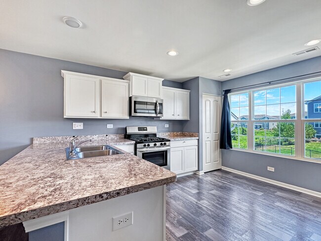 Building Photo - 2404 Aurora Dr