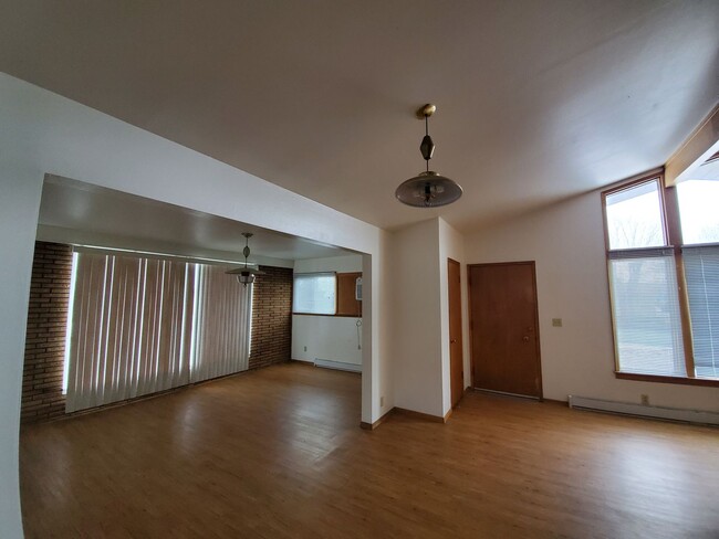 Building Photo - Corner Lot 3 Bed 1 Bath Home