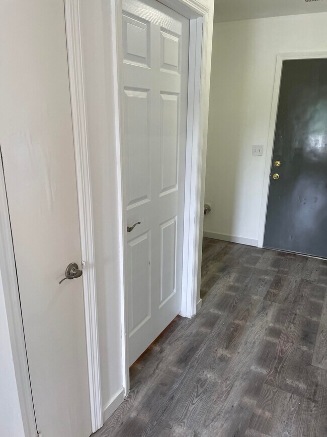 Building Photo - 113 Hope Dr