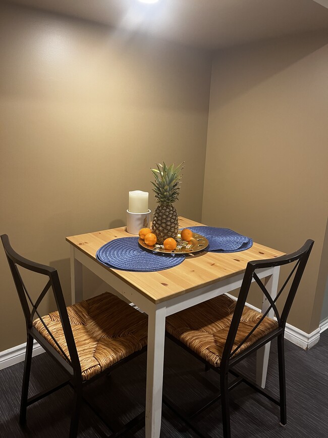 dining area - 520 Dynes Rd