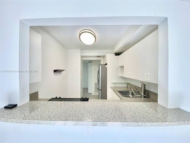 Foto del edificio - 17620 Atlantic Blvd