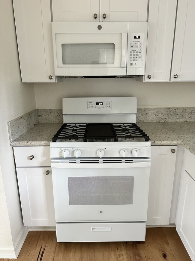 Building Photo - 8846 Farralone Ave