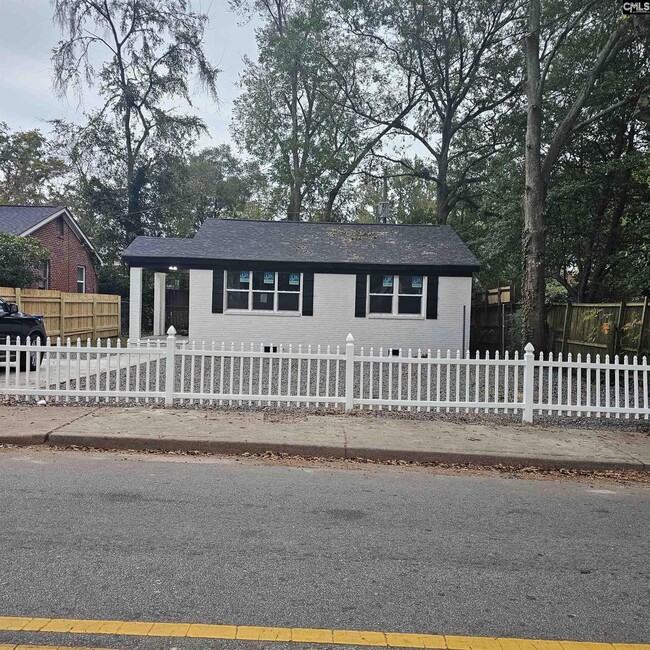 Building Photo - 830 S Kilbourne Rd