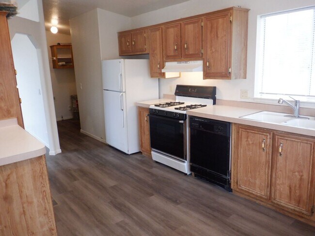 Building Photo - 3 Bedroom 2 bath Home Enoch