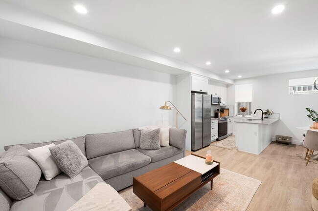 Building Photo - LUX 3BD, 2.5BA University Hills Townhome w...