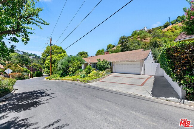 Foto del edificio - 3644 Goodland Ave
