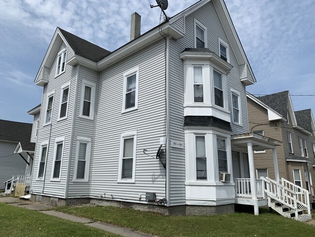 Building Photo - 141 Massabesic St