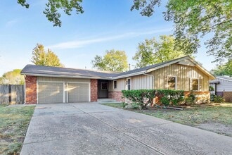 Building Photo - 8002 E Morningside St